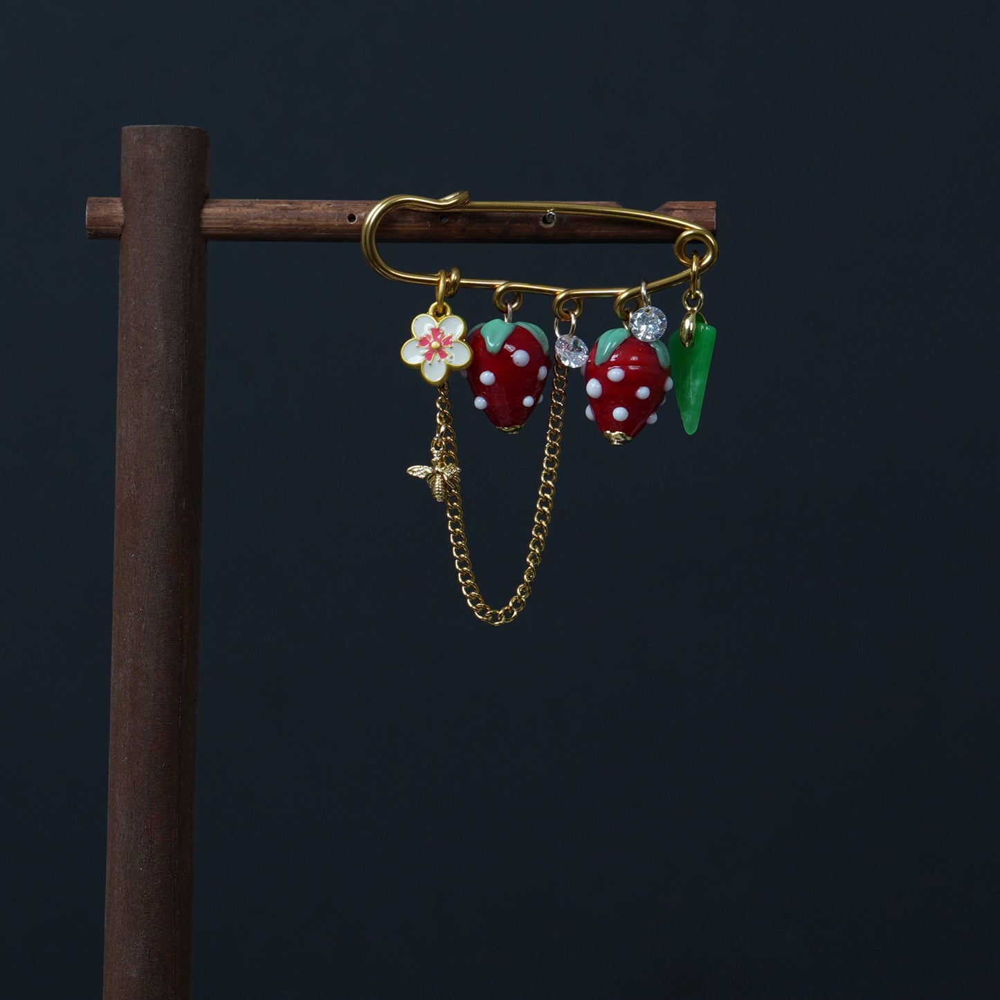 Glass Strawberry Fruit Brooch, Handmade Safety Pin Charm Pin with Flower, Bee， Leaf & Chain Dangle, Kawaii Vintage Style Jewelry Gift