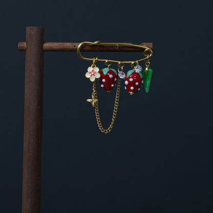 Glass Strawberry Fruit Brooch, Handmade Safety Pin Charm Pin with Flower, Bee， Leaf & Chain Dangle, Kawaii Vintage Style Jewelry Gift