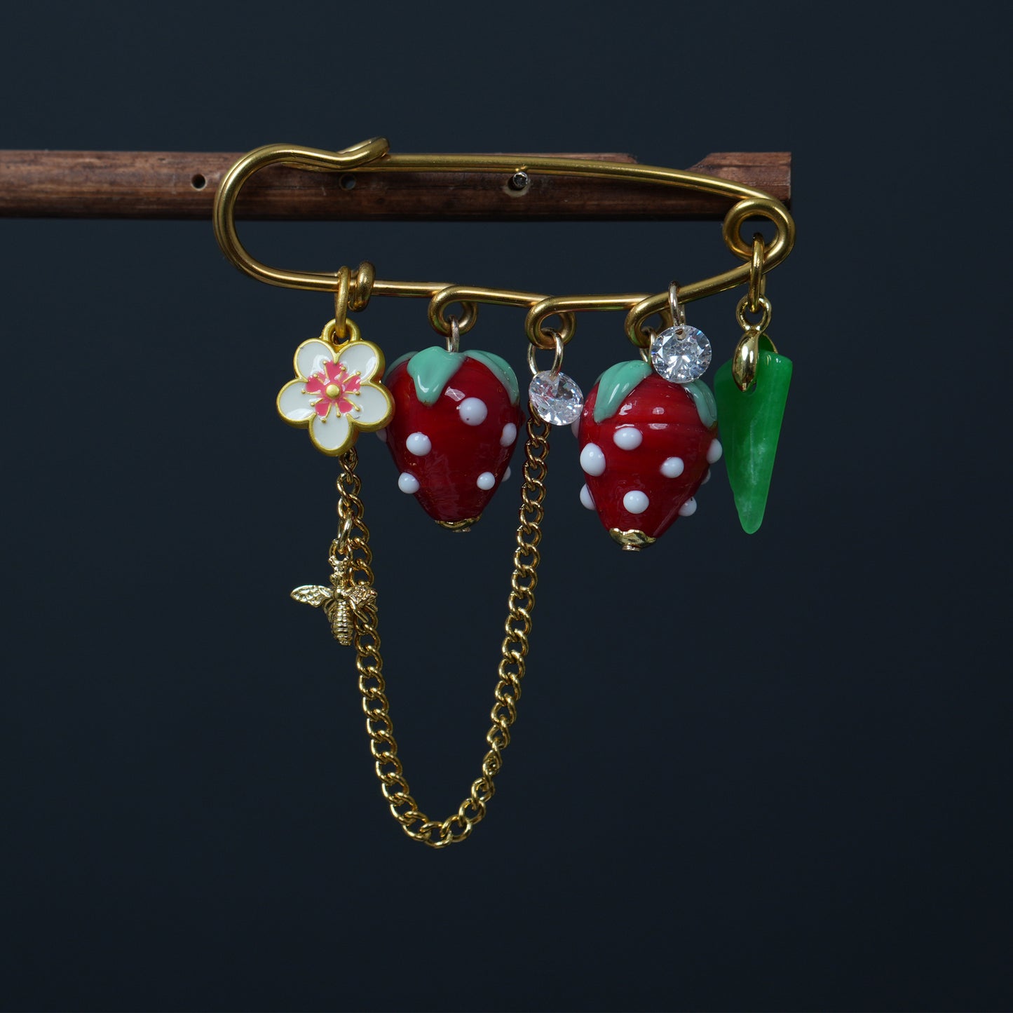 Glass Strawberry Fruit Brooch, Handmade Safety Pin Charm Pin with Flower, Bee， Leaf & Chain Dangle, Kawaii Vintage Style Jewelry Gift