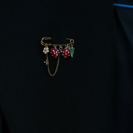 Glass Strawberry Fruit Brooch, Handmade Safety Pin Charm Pin with Flower, Bee， Leaf & Chain Dangle, Kawaii Vintage Style Jewelry Gift