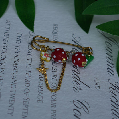Glass Strawberry Fruit Brooch, Handmade Safety Pin Charm Pin with Flower, Bee， Leaf & Chain Dangle, Kawaii Vintage Style Jewelry Gift