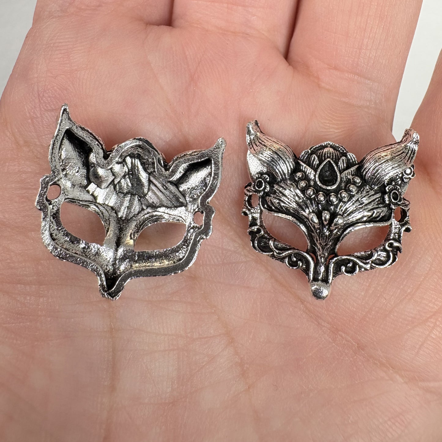 6PCS Vintage Double Hole Fox Mask Pendant, Antique Animal Charm, Retro Jewelry Findings for DIY Necklaces and Bracelets